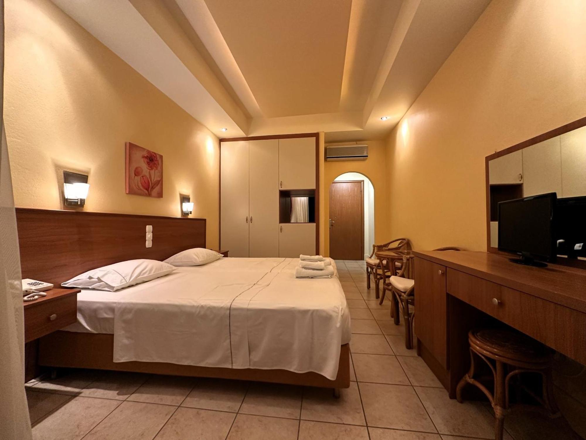 Souris Hotel โรเวียส ภายนอก รูปภาพ