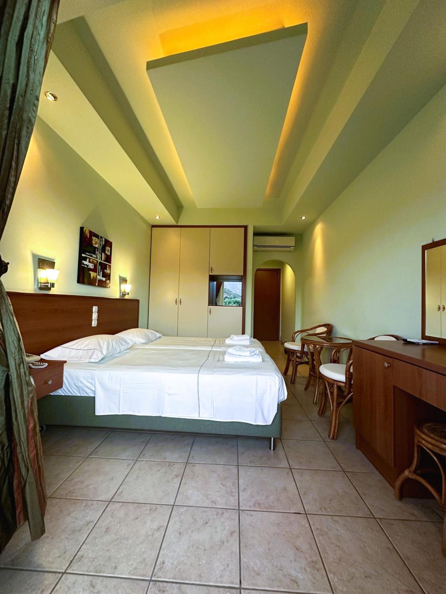 Souris Hotel โรเวียส ภายนอก รูปภาพ