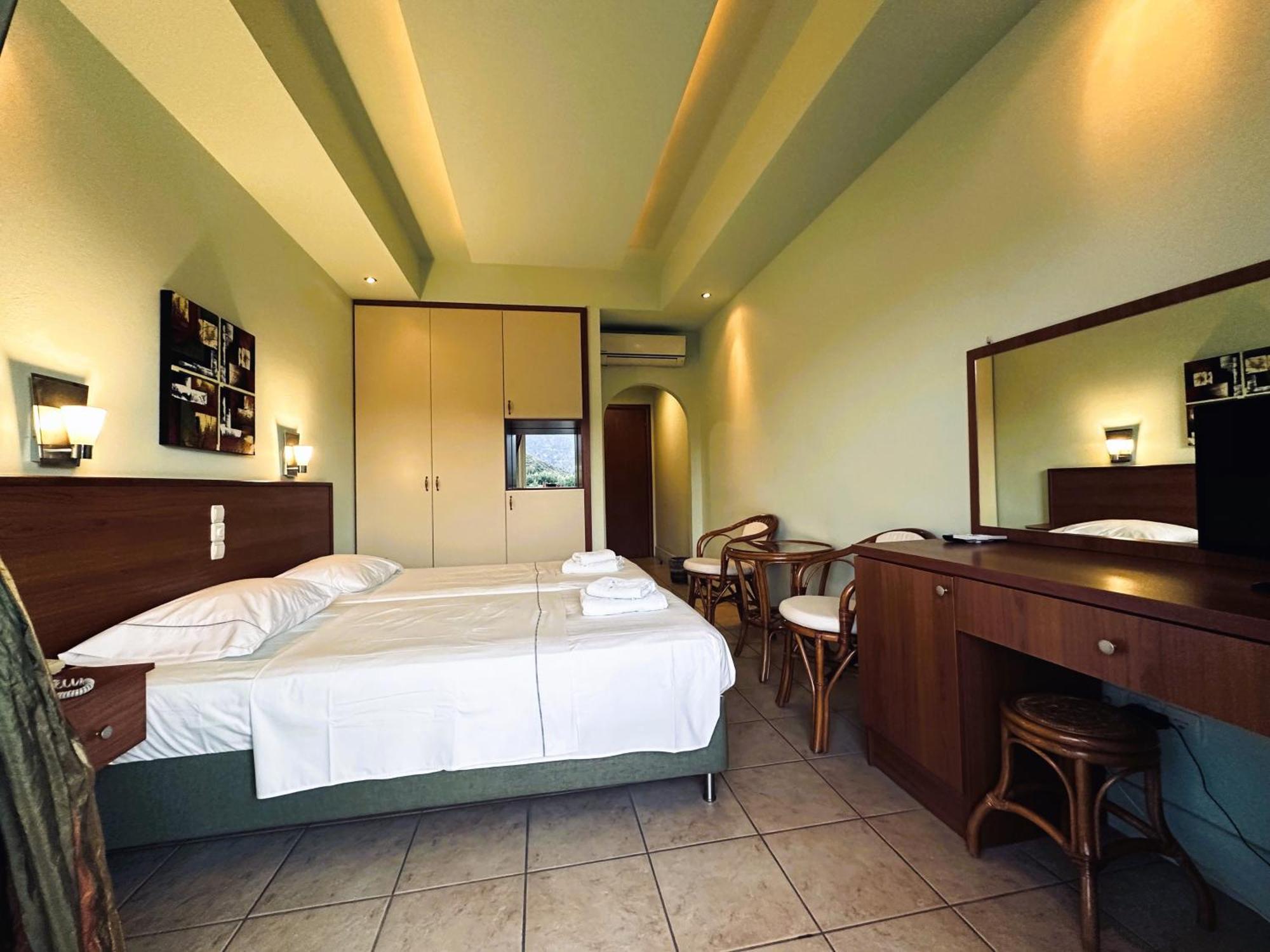 Souris Hotel โรเวียส ภายนอก รูปภาพ