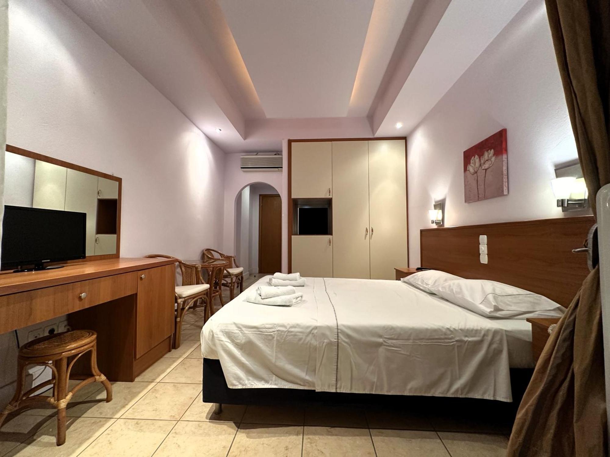 Souris Hotel โรเวียส ภายนอก รูปภาพ