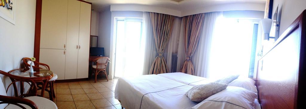 Souris Hotel โรเวียส ภายนอก รูปภาพ